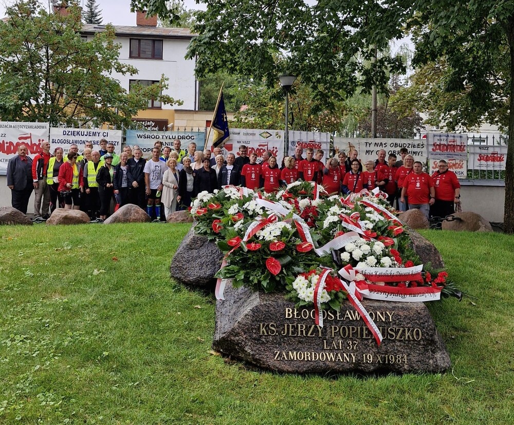 XIX Bieg pamięci ku czci męczenników stanu wojennego dotarła do grobu bł. ks. Jerzego w Warszawie.