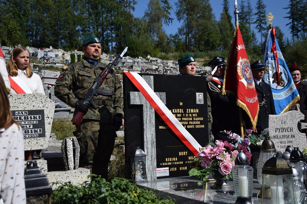 Uroczystość oznaczenia grobu powstańca śląskiego Karola Zemana znakiem pamięci „Tobie Polsko”  w Zwardoniu. Fot. Danuta Mikoda/IPN