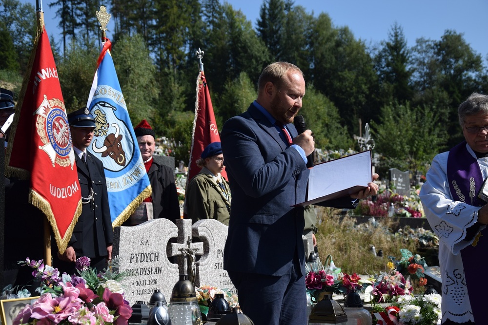 Uroczystość oznaczenia grobu powstańca śląskiego Karola Zemana znakiem pamięci „Tobie Polsko”  w Zwardoniu. Fot. Danuta Mikoda/IPN