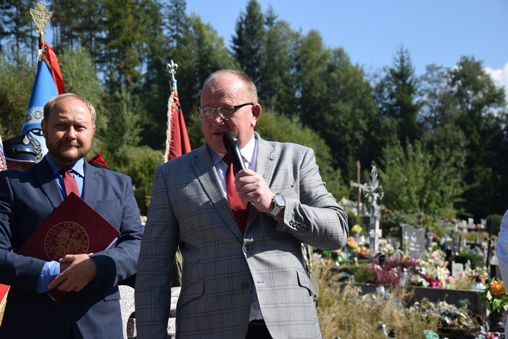 Uroczystość oznaczenia grobu powstańca śląskiego Karola Zemana znakiem pamięci „Tobie Polsko”  w Zwardoniu. Fot. Danuta Mikoda/IPN