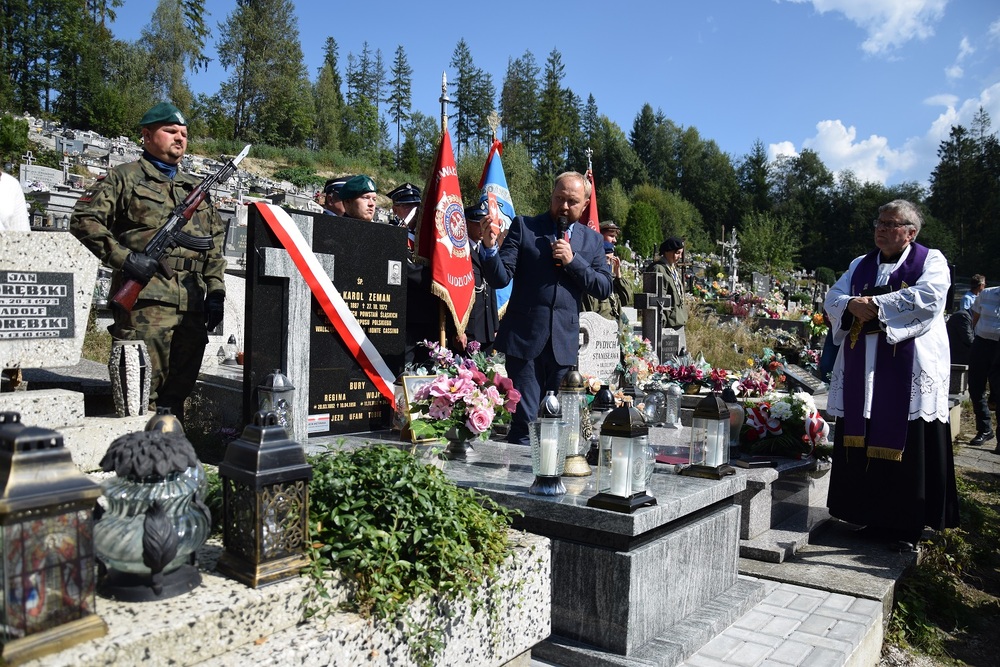 Uroczystość oznaczenia grobu powstańca śląskiego Karola Zemana znakiem pamięci „Tobie Polsko”  w Zwardoniu. Fot. Danuta Mikoda/IPN