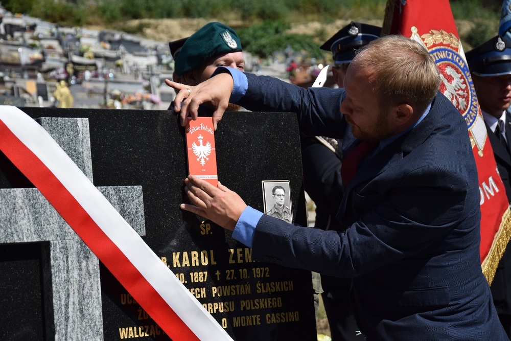 Uroczystość oznaczenia grobu powstańca śląskiego Karola Zemana znakiem pamięci „Tobie Polsko”  w Zwardoniu. Fot. Danuta Mikoda/IPN