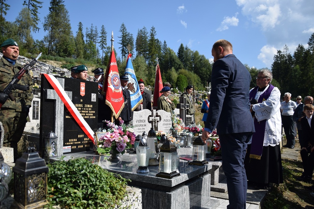 Uroczystość oznaczenia grobu powstańca śląskiego Karola Zemana znakiem pamięci „Tobie Polsko”  w Zwardoniu. Fot. Danuta Mikoda/IPN