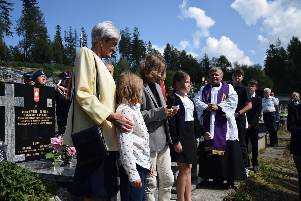 Uroczystość oznaczenia grobu powstańca śląskiego Karola Zemana znakiem pamięci „Tobie Polsko”  w Zwardoniu. Fot. Danuta Mikoda/IPN
