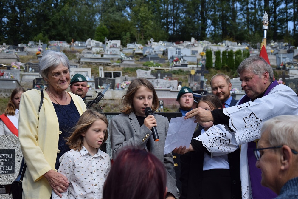 Uroczystość oznaczenia grobu powstańca śląskiego Karola Zemana znakiem pamięci „Tobie Polsko”  w Zwardoniu. Fot. Danuta Mikoda/IPN