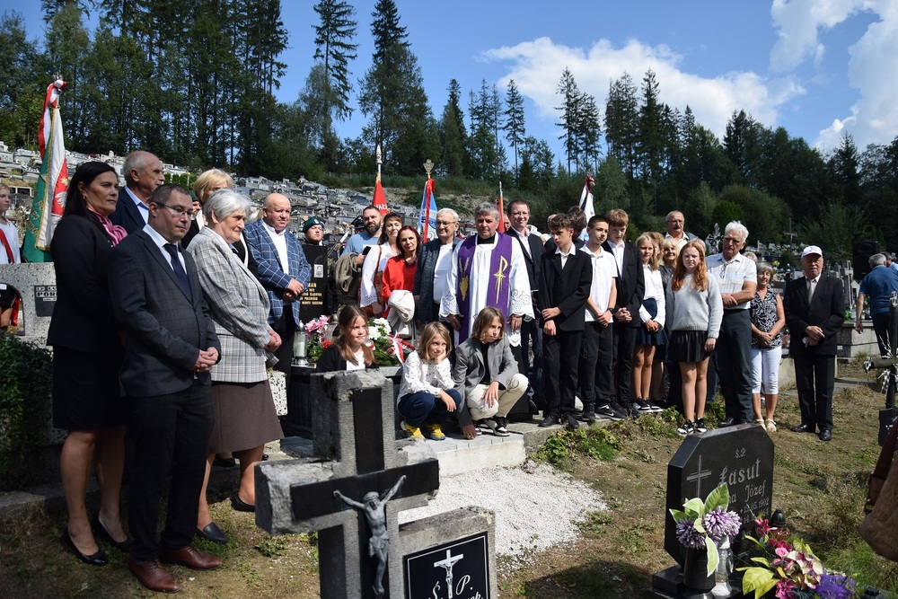 Uroczystość oznaczenia grobu powstańca śląskiego Karola Zemana znakiem pamięci „Tobie Polsko”  w Zwardoniu. Fot. Danuta Mikoda/IPN