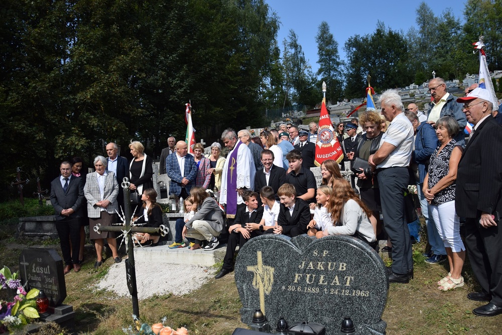 Uroczystość oznaczenia grobu powstańca śląskiego Karola Zemana znakiem pamięci „Tobie Polsko”  w Zwardoniu. Fot. Danuta Mikoda/IPN