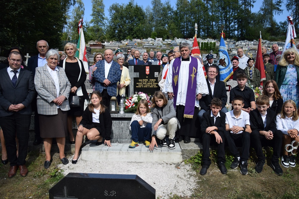 Uroczystość oznaczenia grobu powstańca śląskiego Karola Zemana znakiem pamięci „Tobie Polsko”  w Zwardoniu. Fot. Danuta Mikoda/IPN