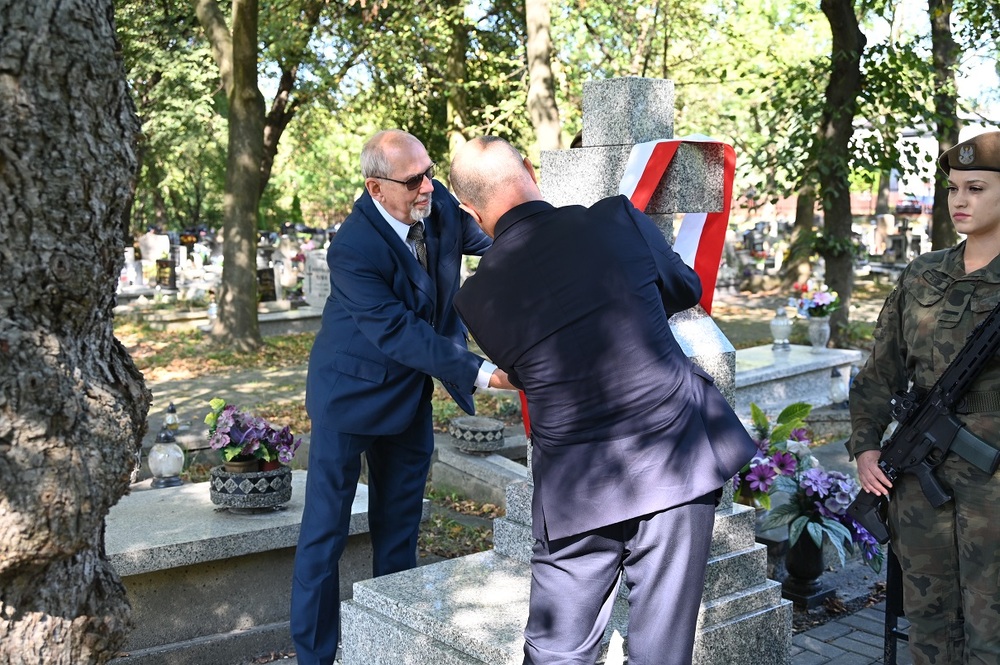 Uroczystość oznaczenia grobu powstańca śląskiego ppor. Wacława Zimocha znakiem pamięci „Tobie Polsko“. Fot. UM Ruda Śląska