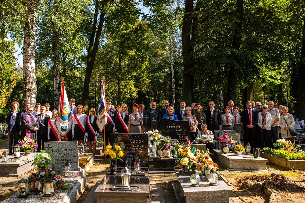 Uroczystość oznaczenia grobów weteranów powstań śląskich Jakuba Kostyry oraz Jana Strzeżyka znakiem pamięci „Tobie Polsko”. Fot. Nikola Chamera