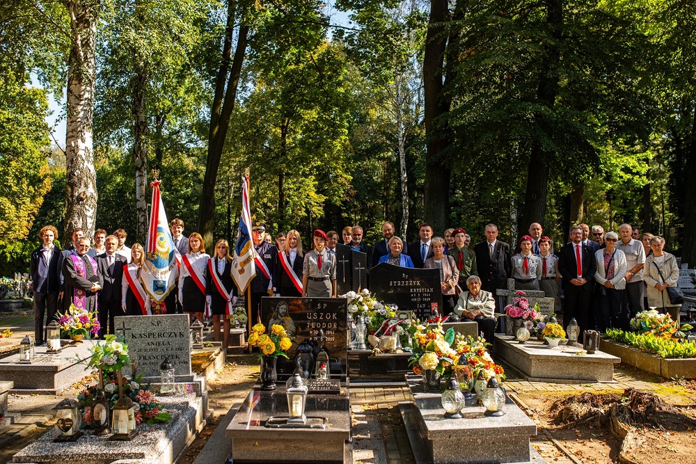 Uroczystość oznaczenia grobów weteranów powstań śląskich Jakuba Kostyry oraz Jana Strzeżyka znakiem pamięci „Tobie Polsko”. Fot. Nikola Chamera