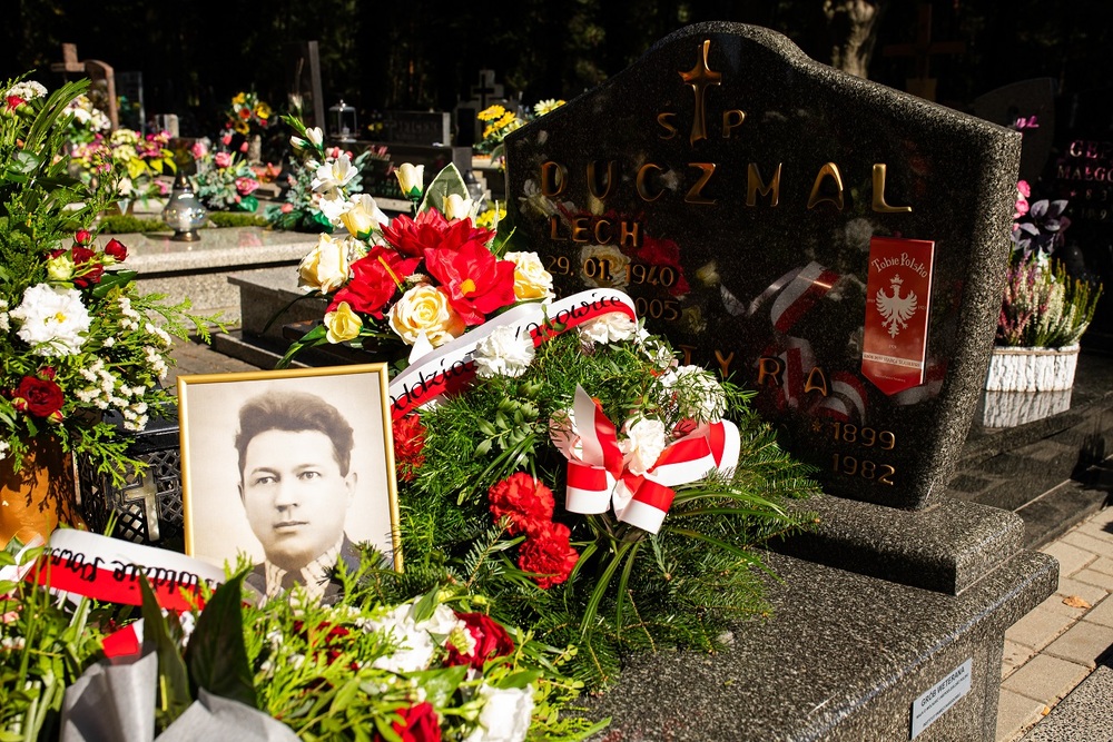 Uroczystość oznaczenia grobów weteranów powstań śląskich Jakuba Kostyry oraz Jana Strzeżyka znakiem pamięci „Tobie Polsko”. Fot. Nikola Chamera
