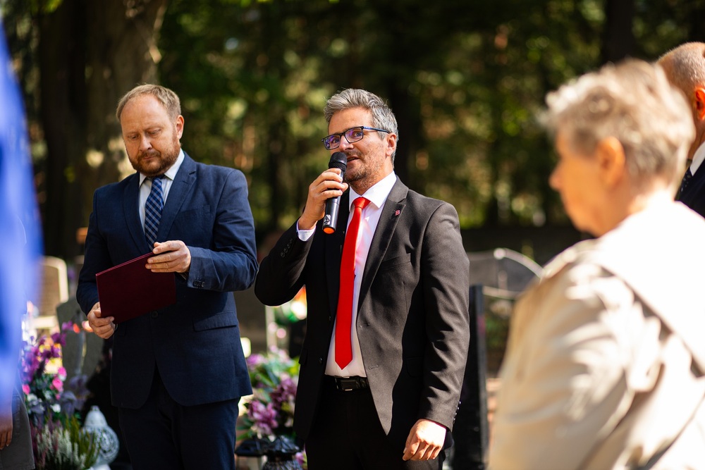 Uroczystość oznaczenia grobów weteranów powstań śląskich Jakuba Kostyry oraz Jana Strzeżyka znakiem pamięci „Tobie Polsko”. Fot. Nikola Chamera