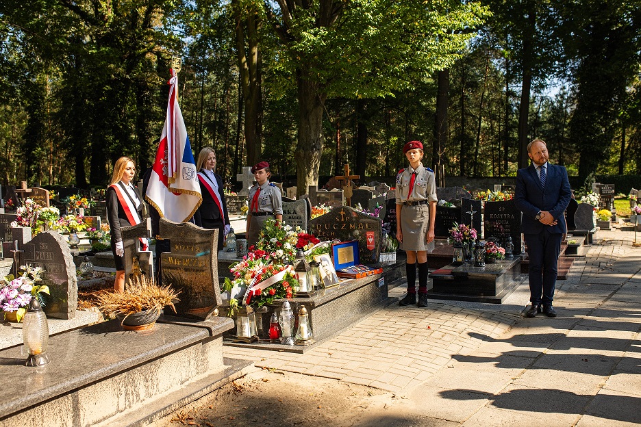 Uroczystość oznaczenia grobów weteranów powstań śląskich Jakuba Kostyry oraz Jana Strzeżyka znakiem pamięci „Tobie Polsko”. Fot. Nikola Chamera