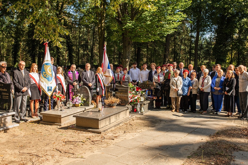 Uroczystość oznaczenia grobów weteranów powstań śląskich Jakuba Kostyry oraz Jana Strzeżyka znakiem pamięci „Tobie Polsko”. Fot. Nikola Chamera