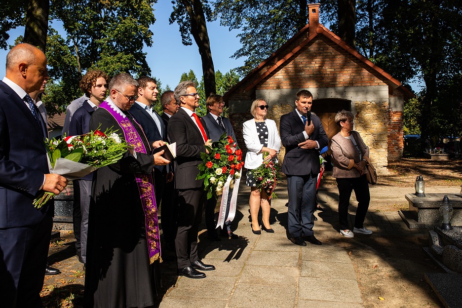 Uroczystość oznaczenia grobów weteranów powstań śląskich Jakuba Kostyry oraz Jana Strzeżyka znakiem pamięci „Tobie Polsko”. Fot. Nikola Chamera