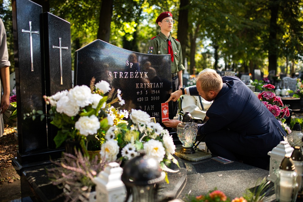 Uroczystość oznaczenia grobów weteranów powstań śląskich Jakuba Kostyry oraz Jana Strzeżyka znakiem pamięci „Tobie Polsko”. Fot. Nikola Chamera
