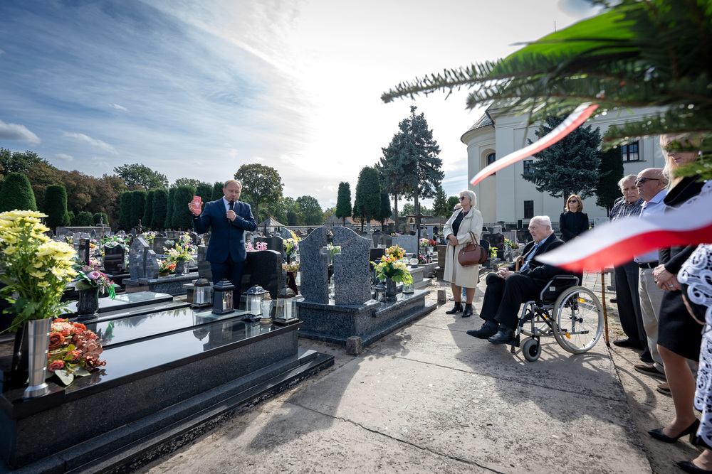 Uroczystość oznaczenia grobu powstańca śląskiego Michała Krawczyka znakiem pamięci „Tobie Polsko” – Bobrek (gmina Chełmek, woj. małopolskie), 26 września 2024. Fot.: IPN K. Łojko