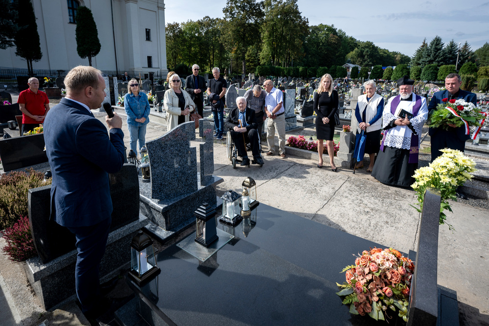 Uroczystość oznaczenia grobu powstańca śląskiego Michała Krawczyka znakiem pamięci „Tobie Polsko” – Bobrek (gmina Chełmek, woj. małopolskie), 26 września 2024. Fot.: IPN K. Łojko