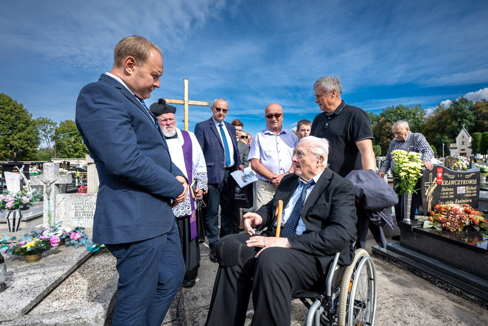 Uroczystość oznaczenia grobu powstańca śląskiego Michała Krawczyka znakiem pamięci „Tobie Polsko” – Bobrek (gmina Chełmek, woj. małopolskie), 26 września 2024. Fot.: IPN K. Łojko