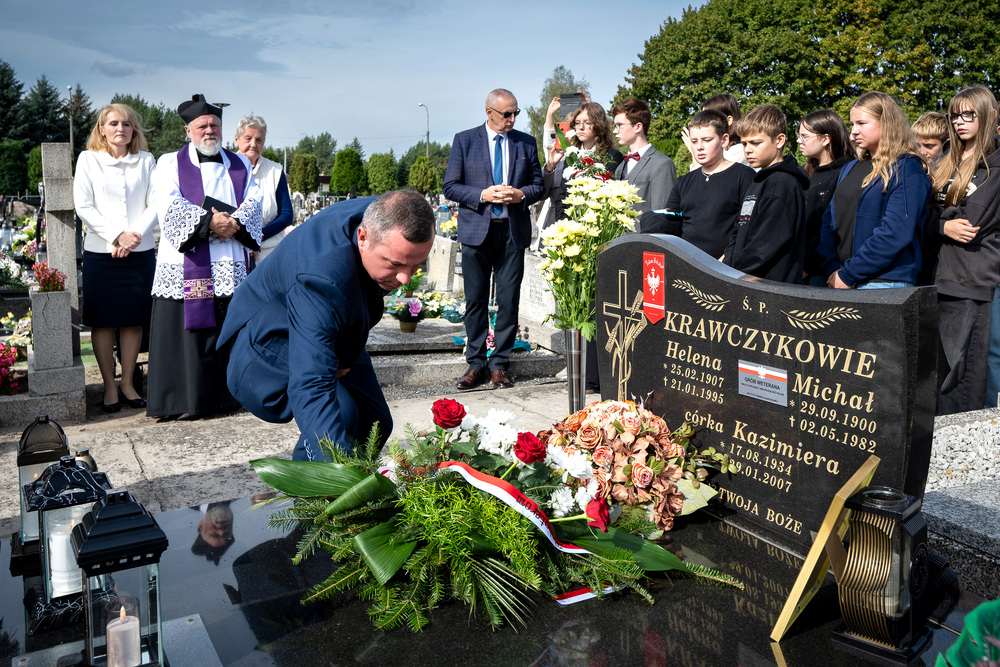 Uroczystość oznaczenia grobu powstańca śląskiego Michała Krawczyka znakiem pamięci „Tobie Polsko” – Bobrek (gmina Chełmek, woj. małopolskie), 26 września 2024. Fot.: IPN K. Łojko