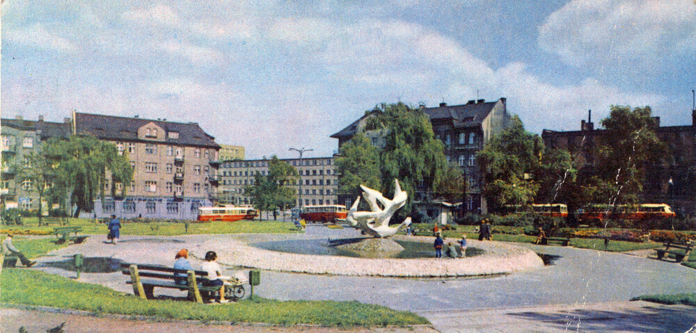 Katowice, Plac 22 Lipca (obecnie Plac Andrzeja), przełom lat sześćdziesiątych i siedemdziesiątych XX w. (wg fotografii barwnej K. Jabłońskiego, wyd. Biuro Wydawnicze „Ruch”; IPN Ka 005/148, t. 1)
