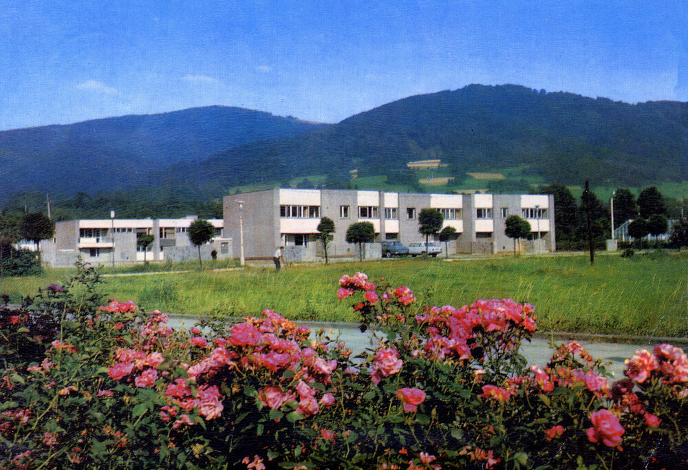 Ustroń, osiedle przy ul. Słonecznej, przełom lat sześćdziesiątych i siedemdziesiątych XX w. (wg fotografii barwnej M. Raczkowskiego, wyd. Biuro Wydawnicze „Ruch”; IPN Ka 005/148, t. 1)