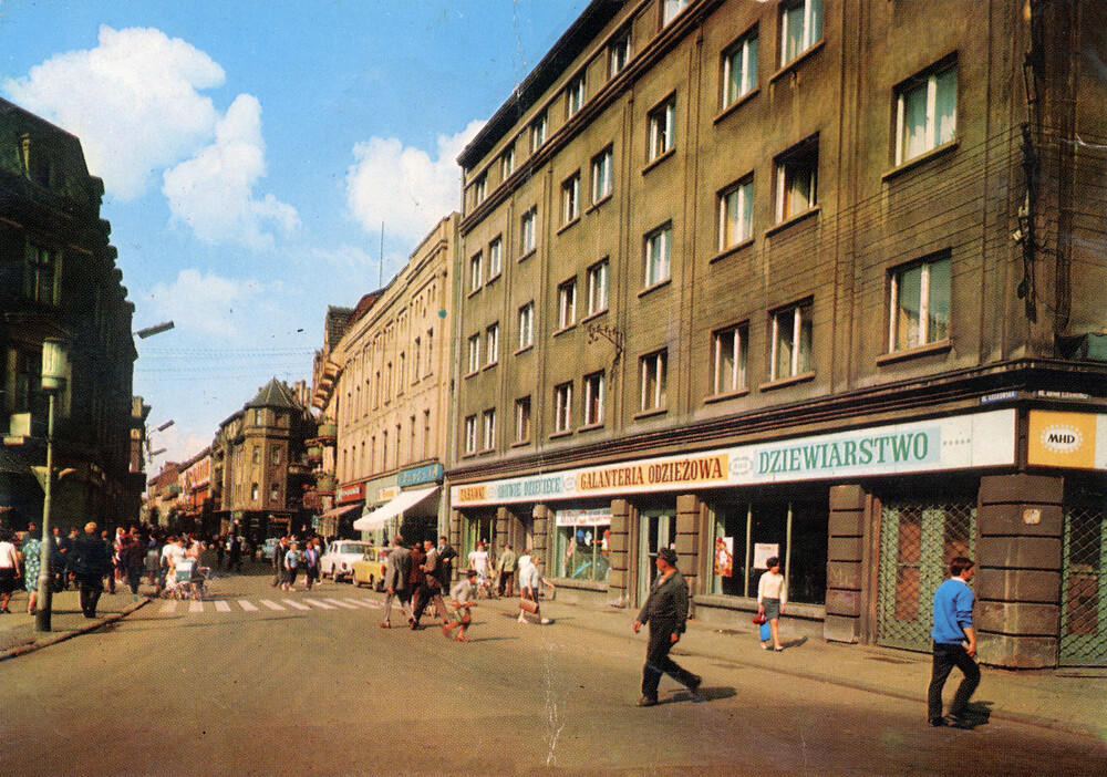 Tarnowskie Góry, ul. Krakowska, przełom lat sześćdziesiątych i siedemdziesiątych XX w. (wg fotografii barwnej K. Jabłońskiego, wyd. Biuro Wydawnicze „Ruch”; IPN Ka 014/579)