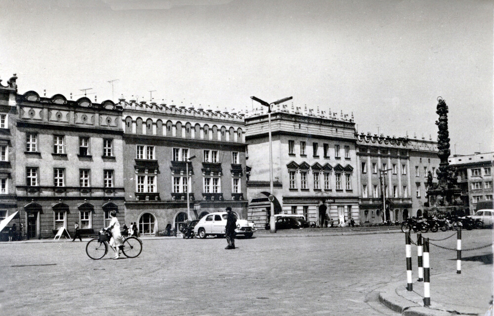 Rynek w Raciborzu, przełom lat sześćdziesiątych i siedemdziesiątych XX w. (fot. T. Hermańczyk, wyd. Biuro Wydawnicze „Ruch”; IPN Ka 0024/234, t. 2)
