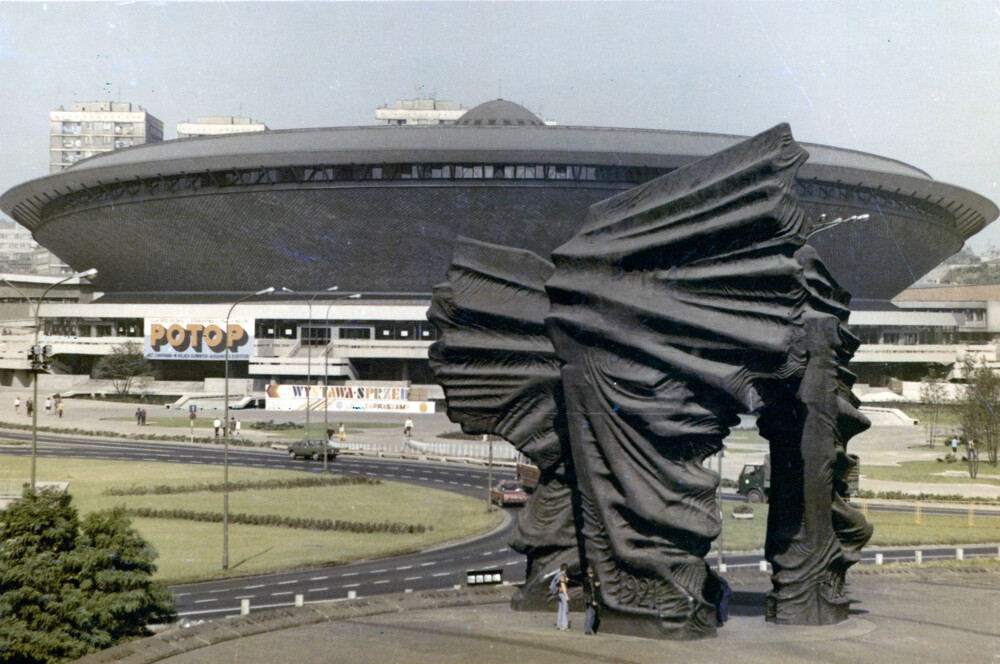 Katowice, Pomnik Powstańców Śląskich i Hala Widowiskowo-Sportowa Spodek. Kartkę wypisano w 1982 r., ale plakat reklamujący film „Potop” sugeruje, że zdjęcie wykonano w 1974 r. (fot. J. Rosikoń; wyd. Krajowa Agencja Wydawnicza; IPN Ka 043/309, t. 3)