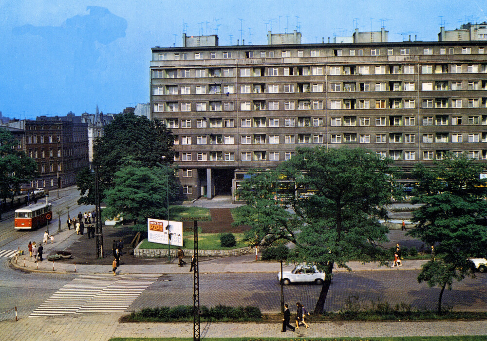 Zabrze, ul. gen. Charlesa de Gaulle’a – skrzyżowanie z ul. Wolności (fot. J. Jastrzębski, A. Kaczkowski, wyd. Krajowa Agencja Wydawnicza; IPN Ka 043/1195)