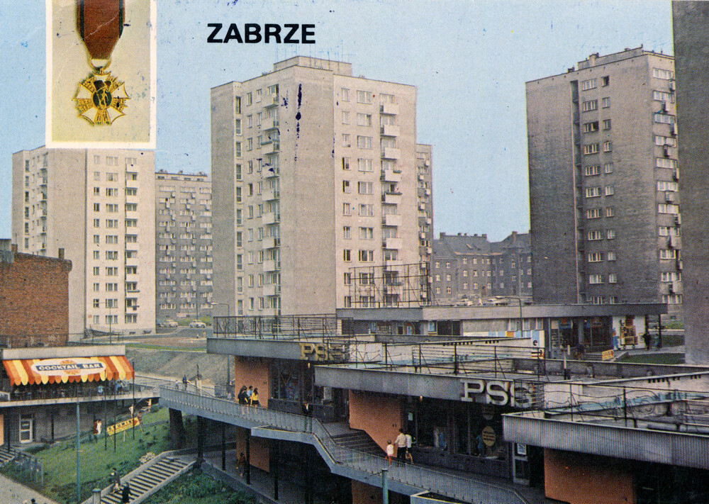 Zabrze, osiedle „Barbara”. Na pocztówce znajduje się wizerunek Orderu Sztandaru Pracy I Klasy, które Zabrze otrzymało „w uznaniu zasług w walce o polskość Śląska i wkładu w rozwój socjalistycznej Ojczyzny” (fot. J. Jastrzębski, A. Kaczkowski, wyd. Krajowa Agencja Wydawnicza; IPN Ka 043/1195)