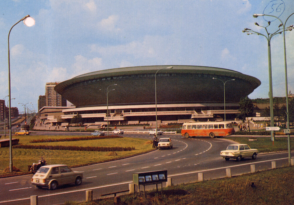 Katowice, Hala Sportowo-Widowiskowa Spodek (fot. K. Jabłoński, wyd. Krajowa Agencja Wydawnicza; IPN Ka 00233/856, t. 1)
