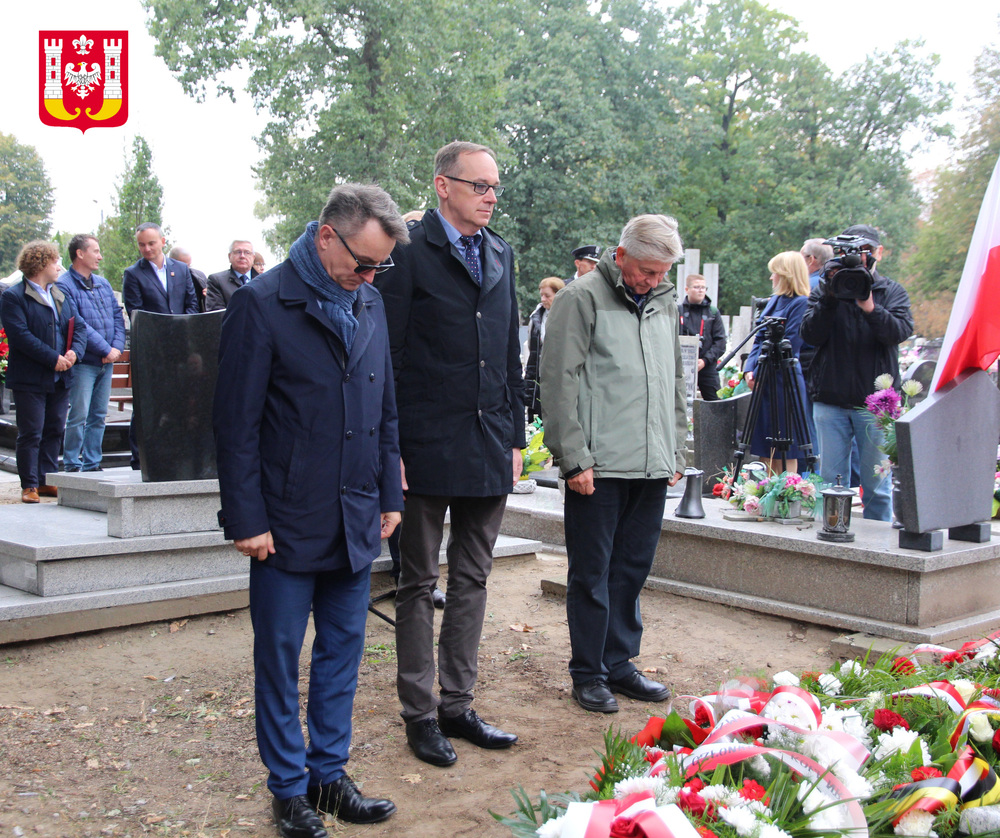 Uroczystość oznaczenia grobu powstańca śląskiego Józefa Locha znakiem pamięci „Tobie Polsko” w Inowrocławiu, 2 października 2024. Fot.; Urząd Miasta Inowrocławia