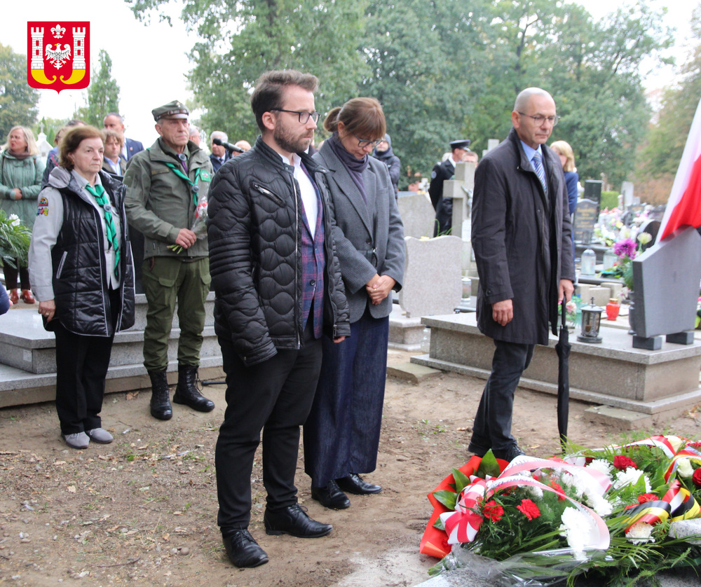 Uroczystość oznaczenia grobu powstańca śląskiego Józefa Locha znakiem pamięci „Tobie Polsko” w Inowrocławiu, 2 października 2024. Fot.; Urząd Miasta Inowrocławia