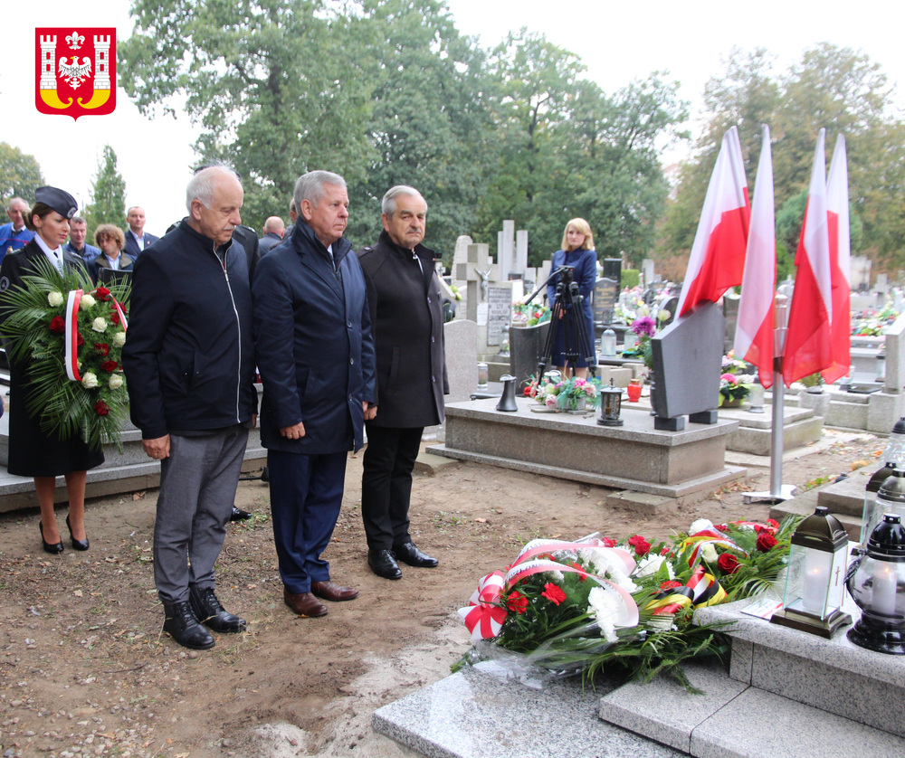 Uroczystość oznaczenia grobu powstańca śląskiego Józefa Locha znakiem pamięci „Tobie Polsko” w Inowrocławiu, 2 października 2024. Fot.; Urząd Miasta Inowrocławia