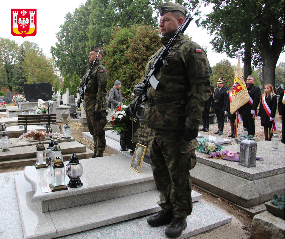 Uroczystość oznaczenia grobu powstańca śląskiego Józefa Locha znakiem pamięci „Tobie Polsko” w Inowrocławiu, 2 października 2024. Fot.; Urząd Miasta Inowrocławia