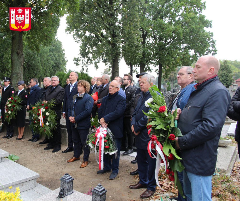 Uroczystość oznaczenia grobu powstańca śląskiego Józefa Locha znakiem pamięci „Tobie Polsko” w Inowrocławiu, 2 października 2024. Fot.; Urząd Miasta Inowrocławia