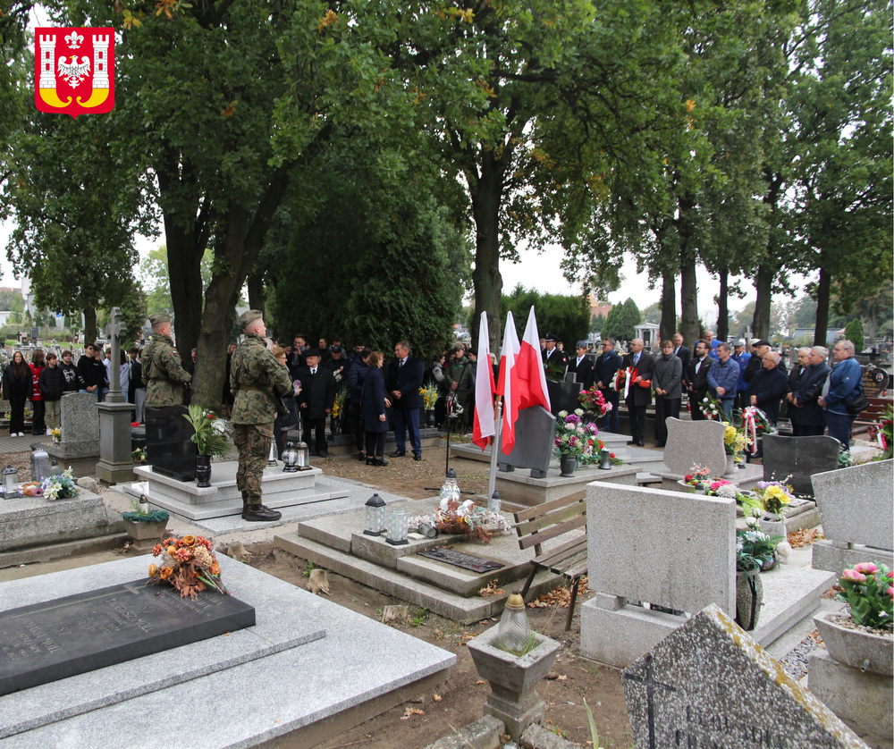 Uroczystość oznaczenia grobu powstańca śląskiego Józefa Locha znakiem pamięci „Tobie Polsko” w Inowrocławiu, 2 października 2024. Fot.; Urząd Miasta Inowrocławia