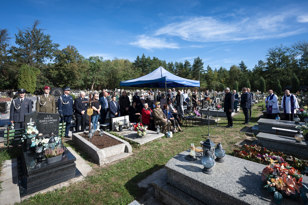 Uroczystość odsłonięcia odnowionego nagrobka ppłk. pil. Karola Pniaka, zasłużonego asa myśliwskiego II wojny światowej – Jaworzno, 8 październik 2024. Fot.: IPN K. Łojko