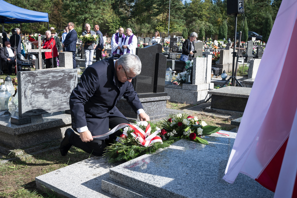 Uroczystość odsłonięcia odnowionego nagrobka ppłk. pil. Karola Pniaka, zasłużonego asa myśliwskiego II wojny światowej – Jaworzno, 8 październik 2024. Fot.: IPN K. Łojko