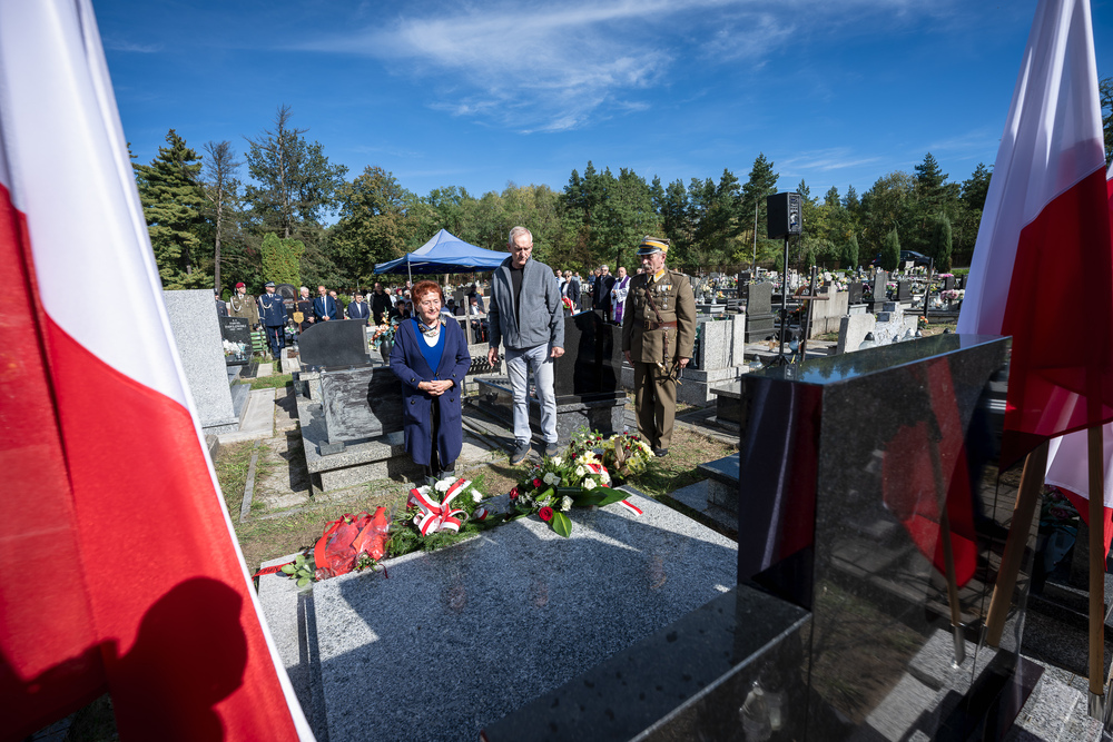 Uroczystość odsłonięcia odnowionego nagrobka ppłk. pil. Karola Pniaka, zasłużonego asa myśliwskiego II wojny światowej – Jaworzno, 8 październik 2024. Fot.: IPN K. Łojko