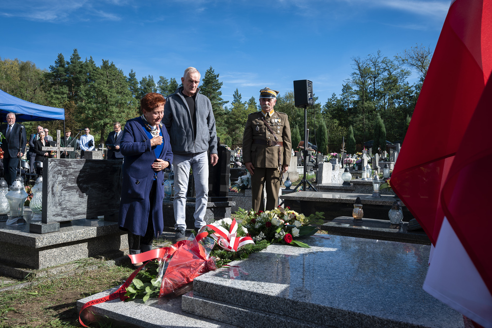 Uroczystość odsłonięcia odnowionego nagrobka ppłk. pil. Karola Pniaka, zasłużonego asa myśliwskiego II wojny światowej – Jaworzno, 8 październik 2024. Fot.: IPN K. Łojko