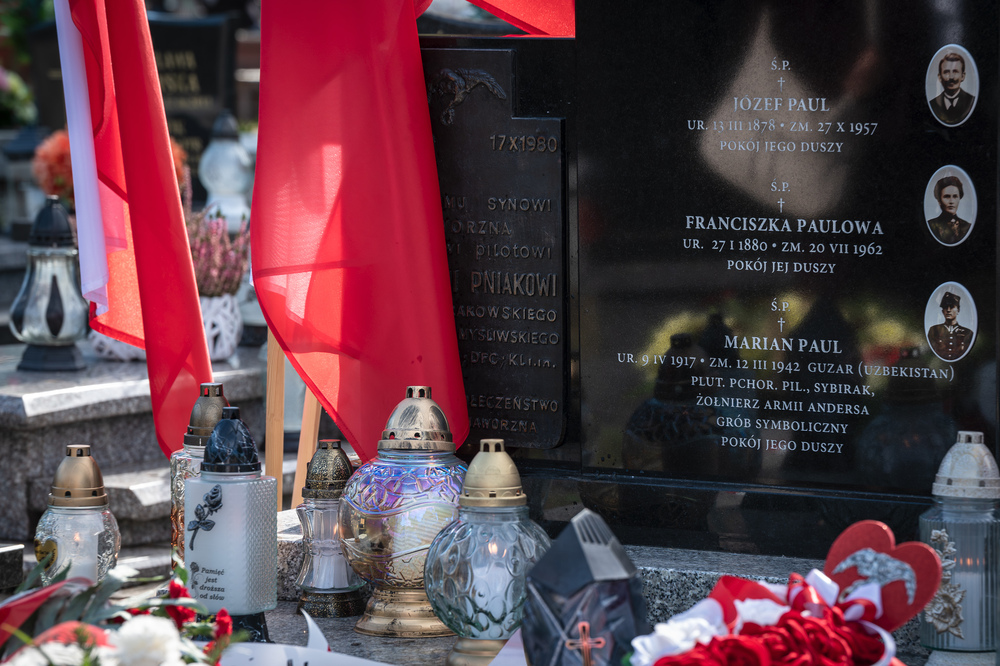 Uroczystość odsłonięcia odnowionego nagrobka ppłk. pil. Karola Pniaka, zasłużonego asa myśliwskiego II wojny światowej – Jaworzno, 8 październik 2024. Fot.: IPN K. Łojko