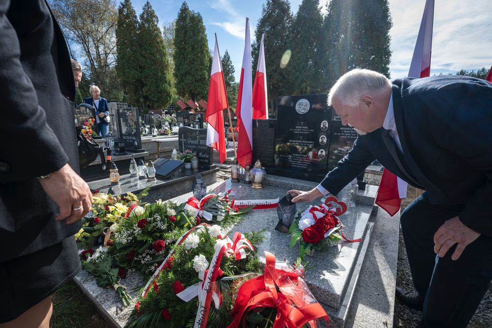 Uroczystość odsłonięcia odnowionego nagrobka ppłk. pil. Karola Pniaka, zasłużonego asa myśliwskiego II wojny światowej – Jaworzno, 8 październik 2024. Fot.: IPN K. Łojko