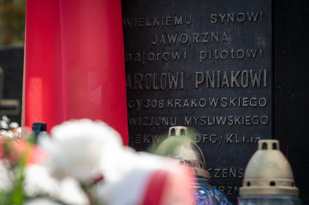 Uroczystość odsłonięcia odnowionego nagrobka ppłk. pil. Karola Pniaka, zasłużonego asa myśliwskiego II wojny światowej – Jaworzno, 8 październik 2024. Fot.: IPN K. Łojko