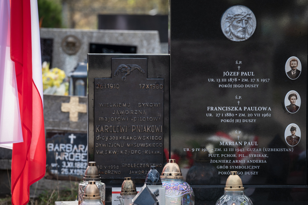 Uroczystość odsłonięcia odnowionego nagrobka ppłk. pil. Karola Pniaka, zasłużonego asa myśliwskiego II wojny światowej – Jaworzno, 8 październik 2024. Fot.: IPN K. Łojko