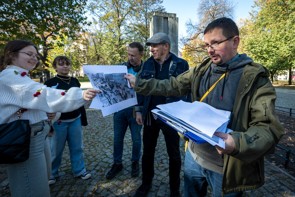Spacer edukacyjny z IPN i zapalenie zniczy w ramach XVI edycji akcji medialno-edukacyjnej IPN: „Zapal znicz pamięci” – Katowice, 22 października 2024. Fot.: IPN K. Łojko