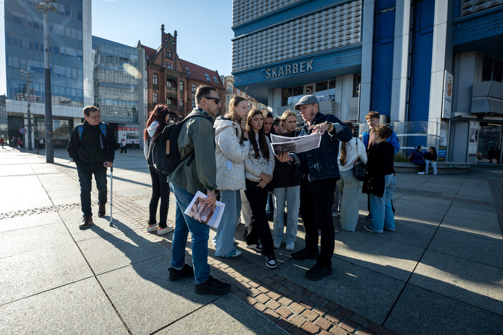 Spacer edukacyjny z IPN i zapalenie zniczy w ramach XVI edycji akcji medialno-edukacyjnej IPN: „Zapal znicz pamięci” – Katowice, 22 października 2024. Fot.: IPN K. Łojko