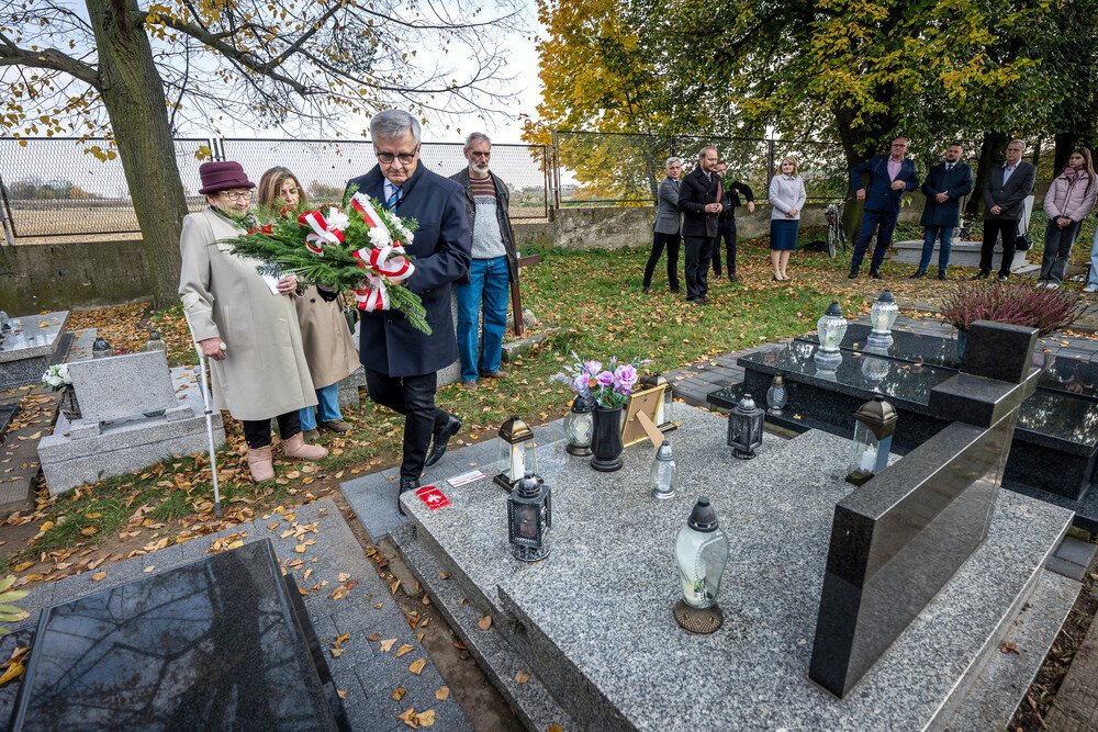 Uroczystość oznaczenia znakiem pamięci „Tobie Polsko” grobu powstańca śląskiego śp. Jana Bramowskiego – Nakło Śląskie, 28 października 2024. Fot.: IPN K. Łojko